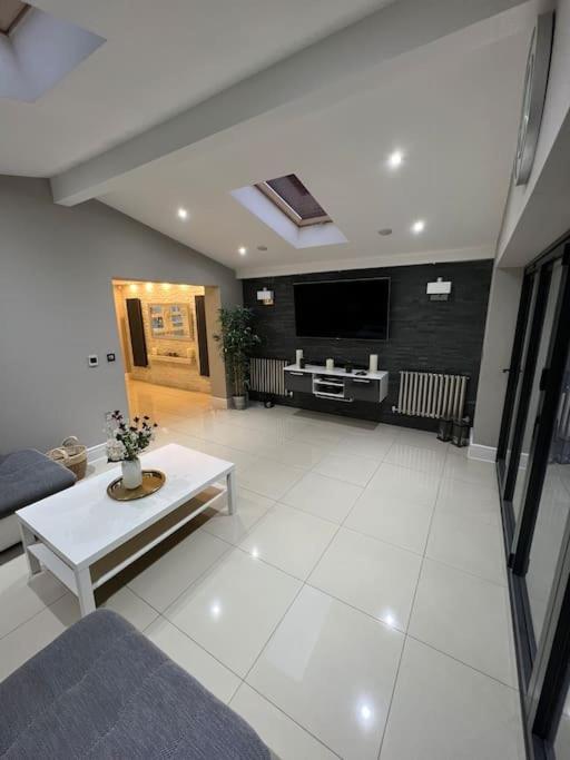 Stunning Home In Astley Tyldesley Buitenkant foto