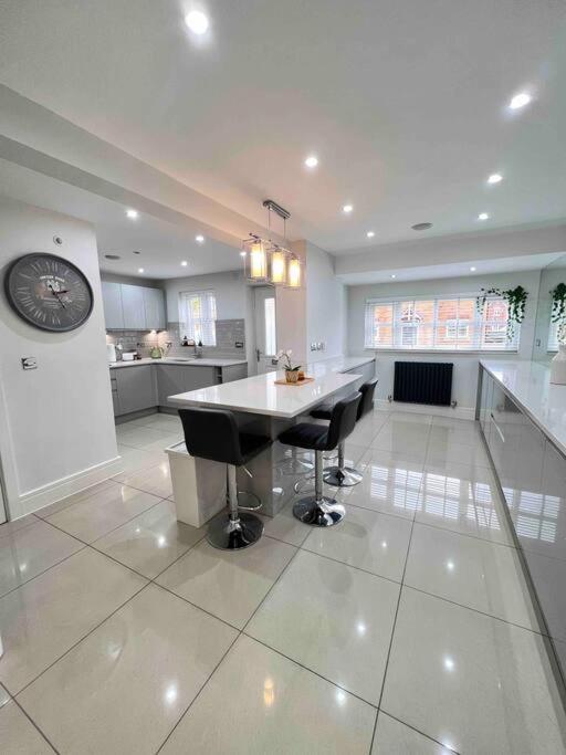 Stunning Home In Astley Tyldesley Buitenkant foto