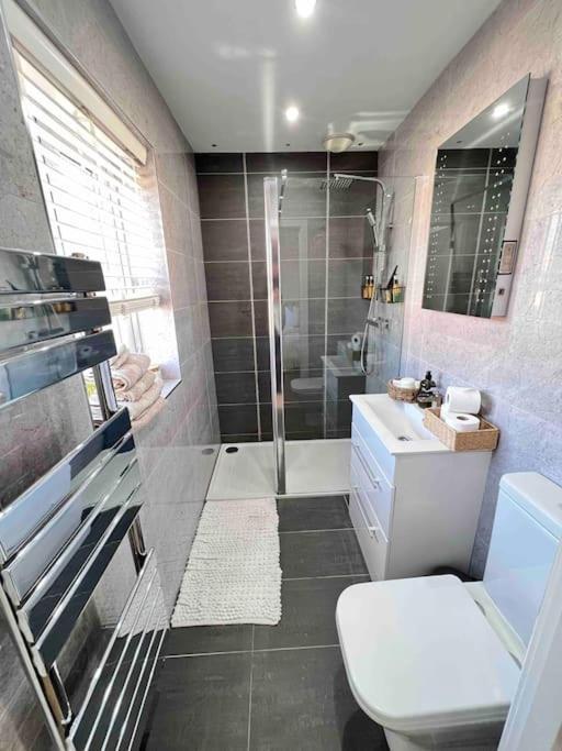 Stunning Home In Astley Tyldesley Buitenkant foto