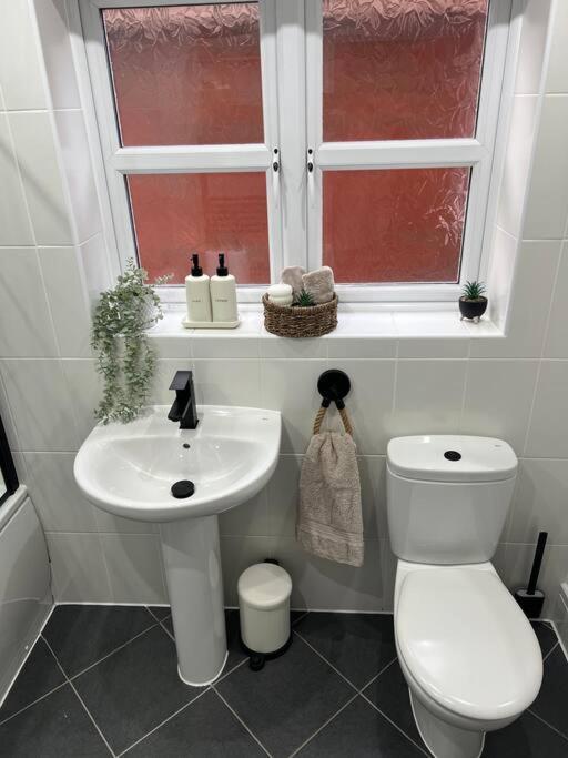 Stunning Home In Astley Tyldesley Buitenkant foto